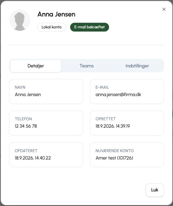Vinduet Vis detaljer for en bruger i Q-Play med fanerne Detaljer, Teams og Indstillinger samt mærkerne Lokal konto og E-mail bekræftet