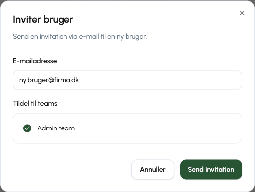 Dialogen Inviter bruger i Q-Play med feltet E-mailadresse udfyldt og Admin team valgt under Tildel til teams