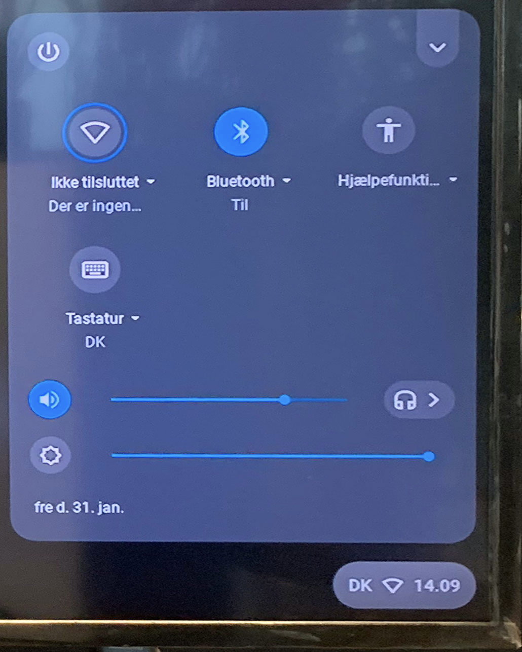 Device settings screen showing Bluetooth on, accessibility options, and volume control, with Danish keyboard layout selected.