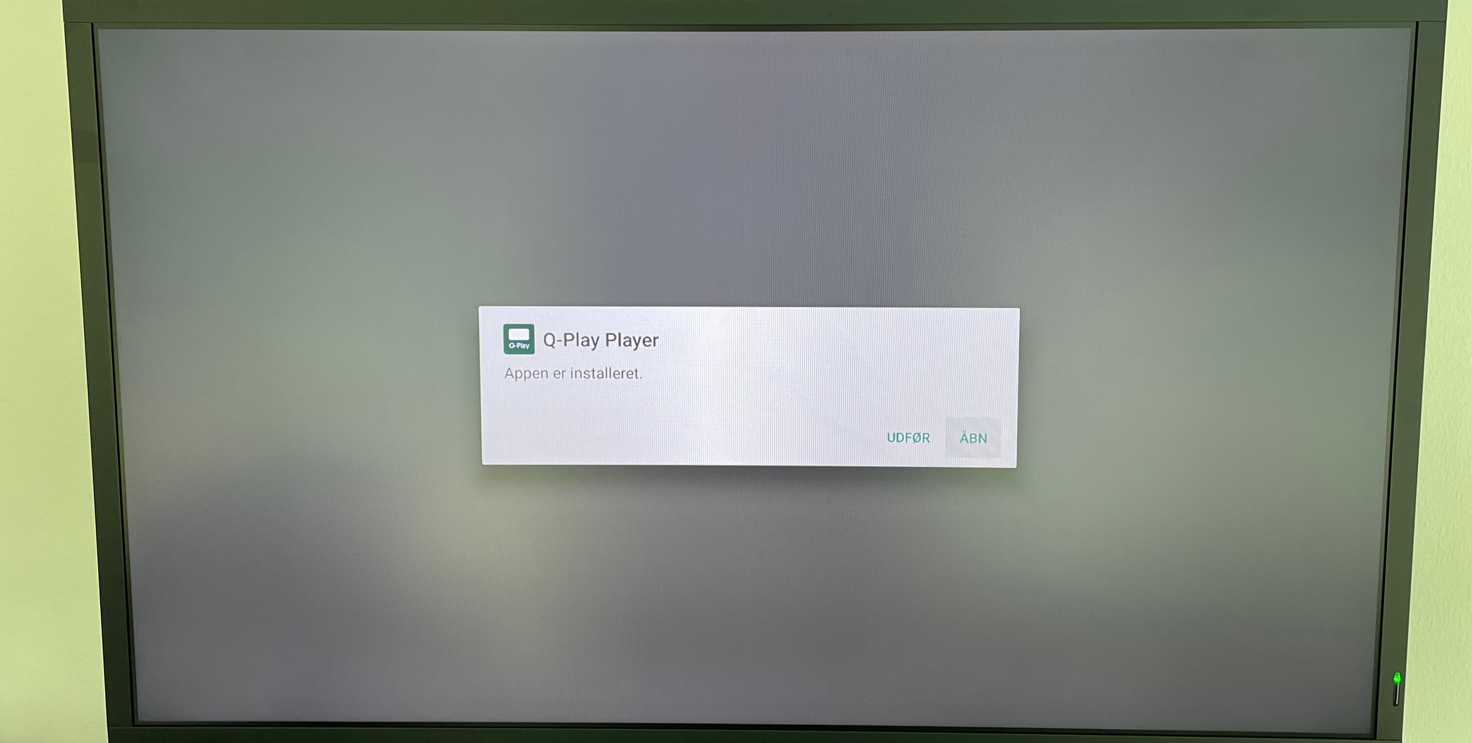 Notification on screen displaying 'Q-Play Player Appen er installeret' with options 'UDFØR' and 'ÅBN'.
