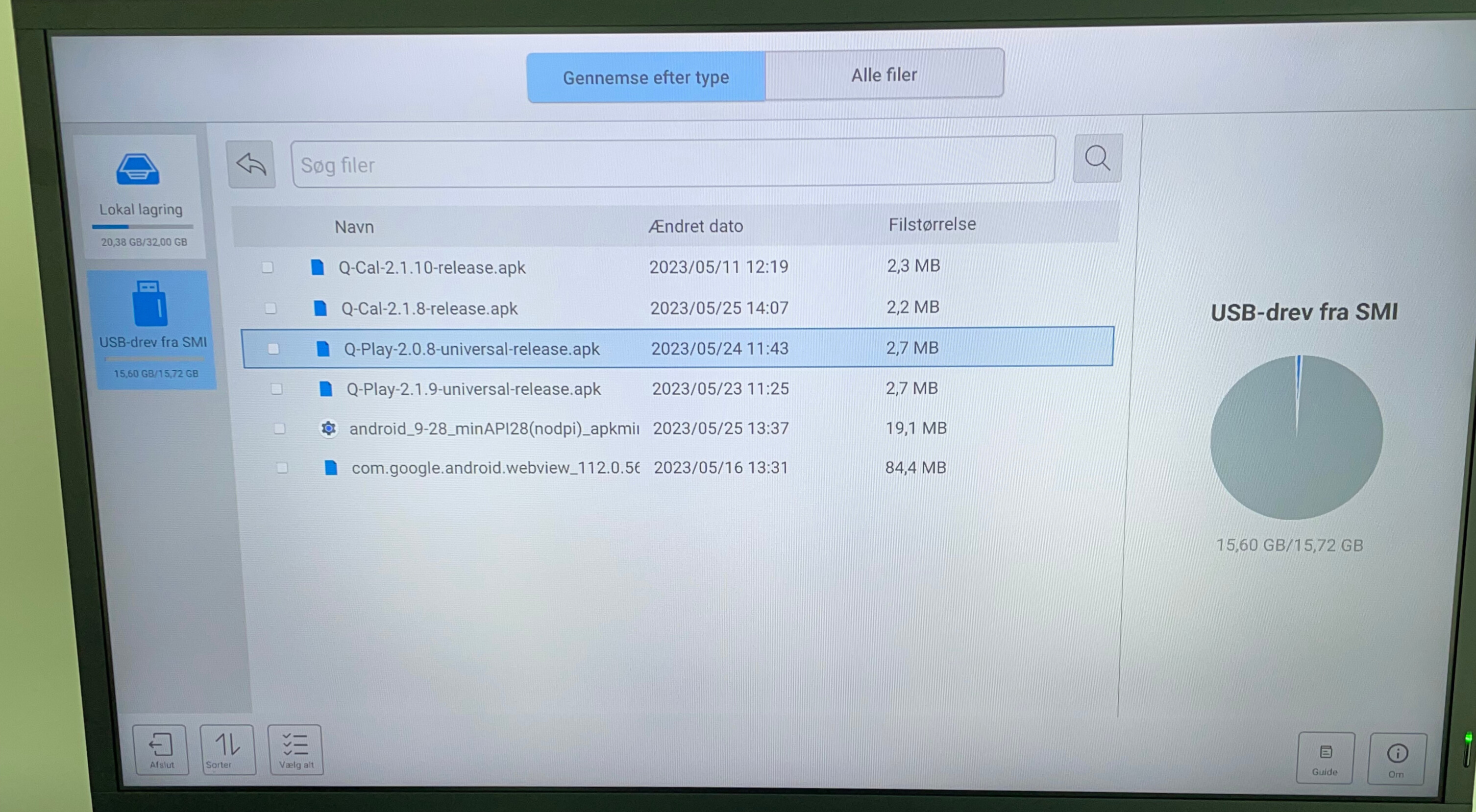 File manager interface displaying a list of APK files with names, modification dates, and file sizes, alongside a USB drive storage usage chart.