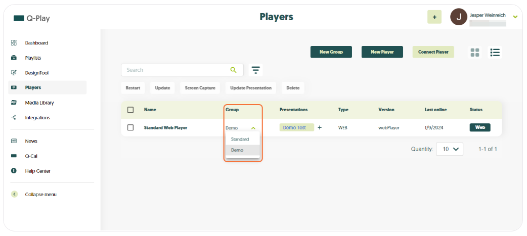 Q-Play 'Players' management interface with options for 'Standard Web Player', group filtering, presentation updates, and player controls such as restart and delete.