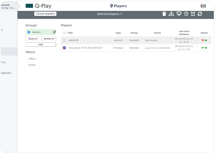 Q-Play platform's Players section showing groups and player list with filters, one Android and one Windows player, including last seen status and version details.